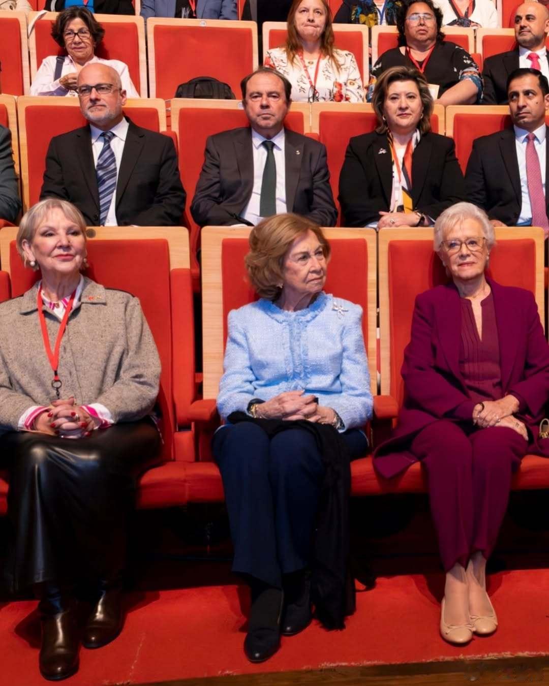 西班牙王室约旦王室 🇪🇸🇯🇴4月14日，索菲亚王后和约旦王太妃穆娜出席在