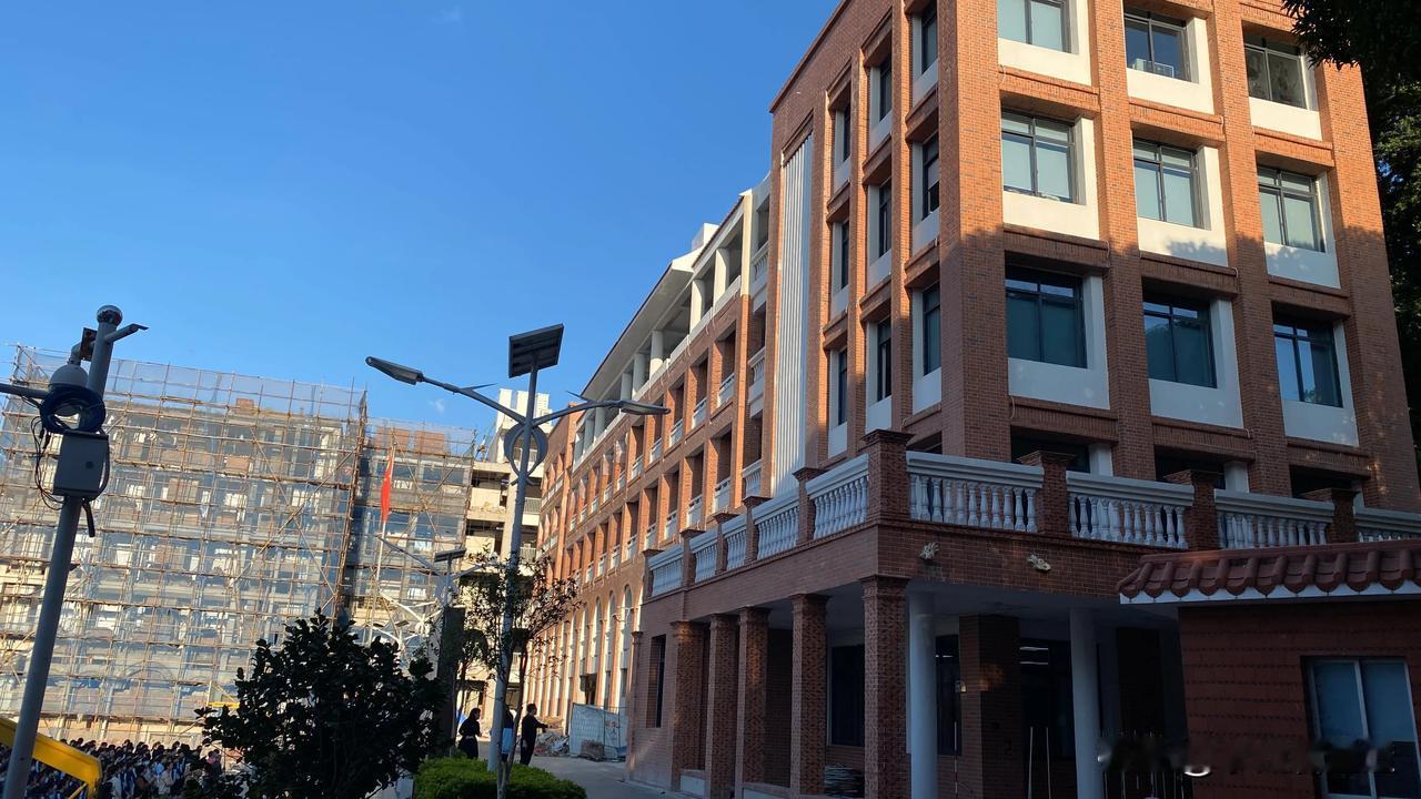 校园❗美化校园，泉州六中教学楼改造提升。即将完工，隔音玻璃已安。