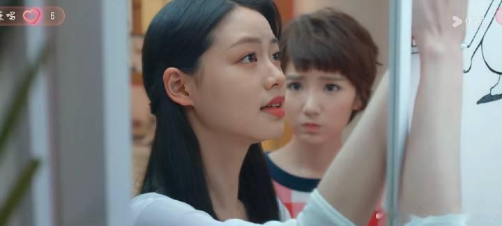 一笑倾城里的毛晓彤看女主的表情是在演我吧[泪奔]真的一言难尽 ​​​