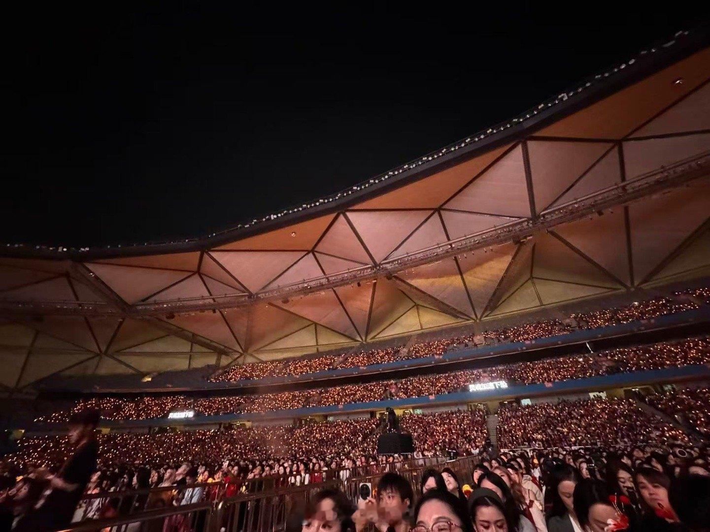 华晨宇顶流梯队常青树 站在山顶俯瞰华晨宇演唱会现场，满场人潮似浪涌。他于舞台之上