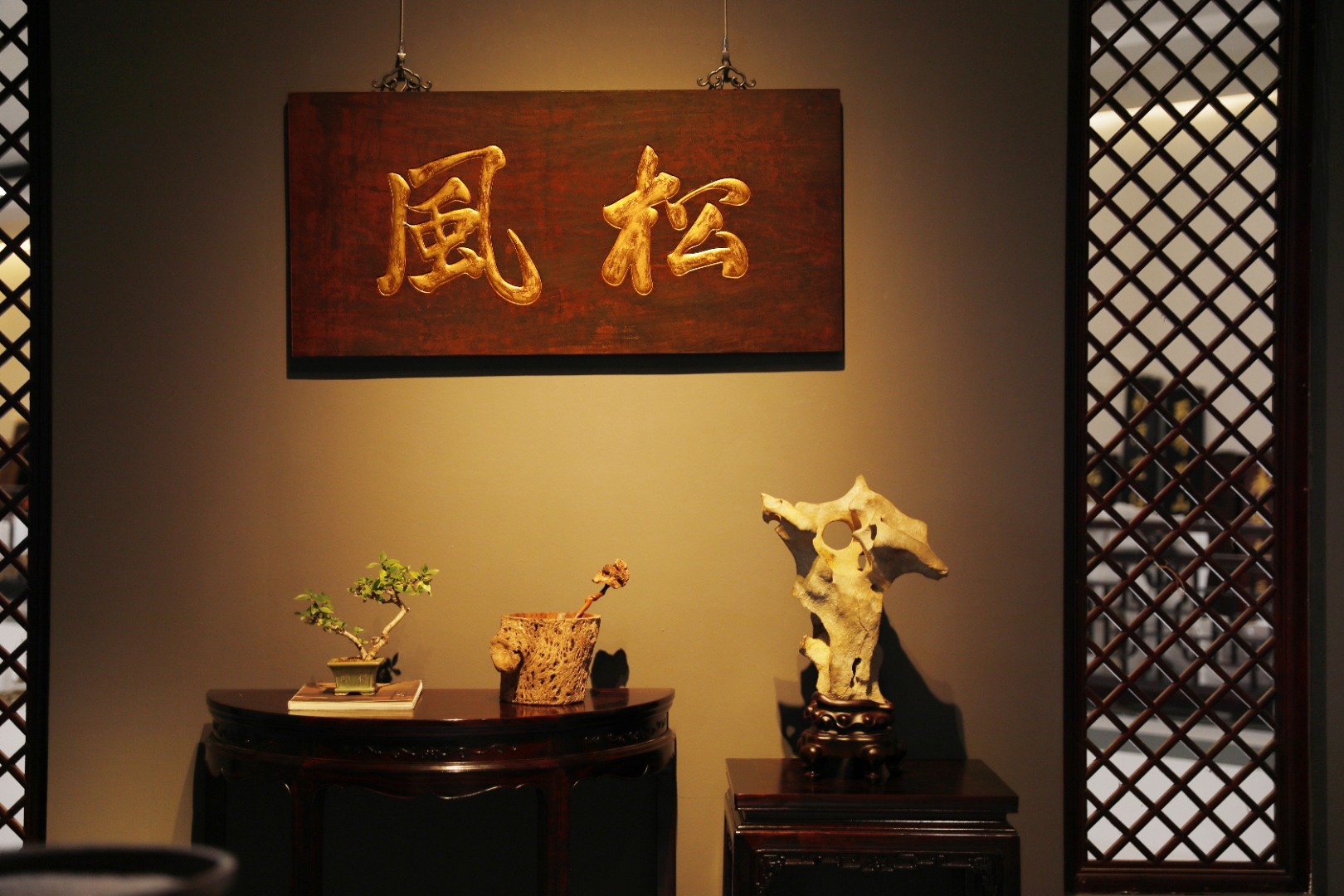 老楠木x金箔 | 松风 匾额老楠木新作，形制典雅，题字“松风”，手工刻画，陈置厅