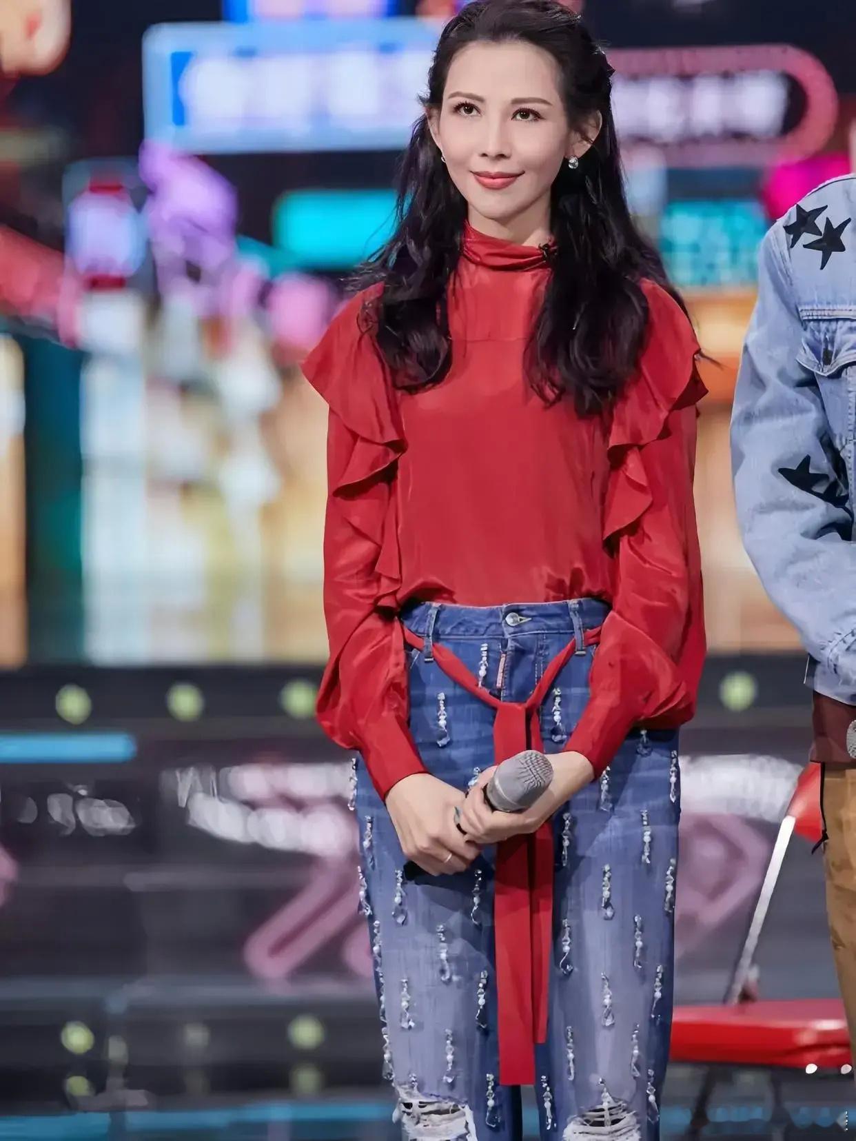 50岁的蔡少芬，即使生了三个孩子，身材依然保持这么好～年轻时是真的美，十几岁就出