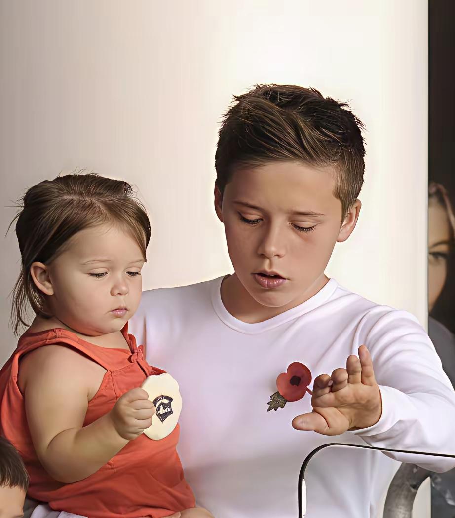 布鲁克林，还是小时候可爱呀！
身为小贝和维多利亚的长子，这孩子打小就关注，也算得