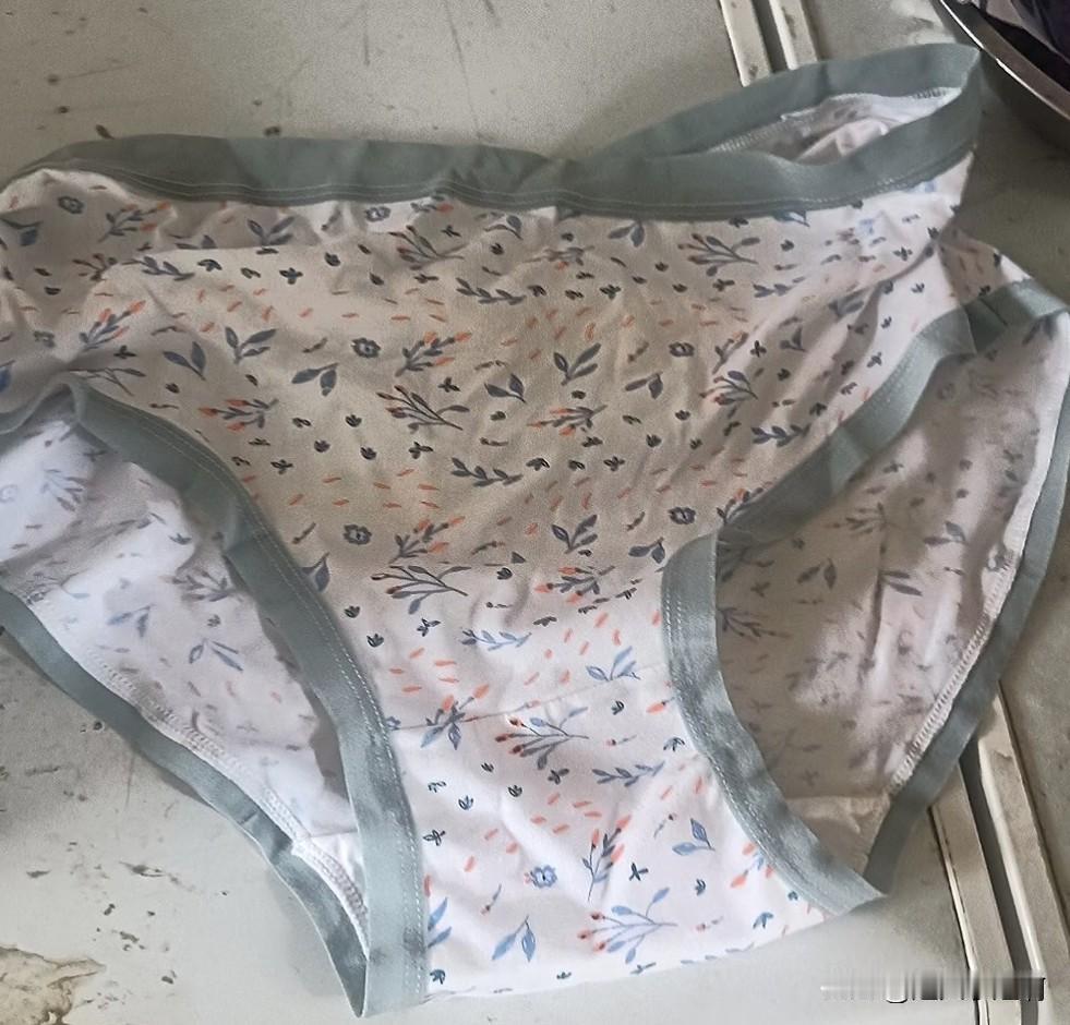 哈哈哈哈笑死我了
刚才和一位头条姐妹聊天，她每天晚上摆地摊卖那种便宜内裤和文胸袜