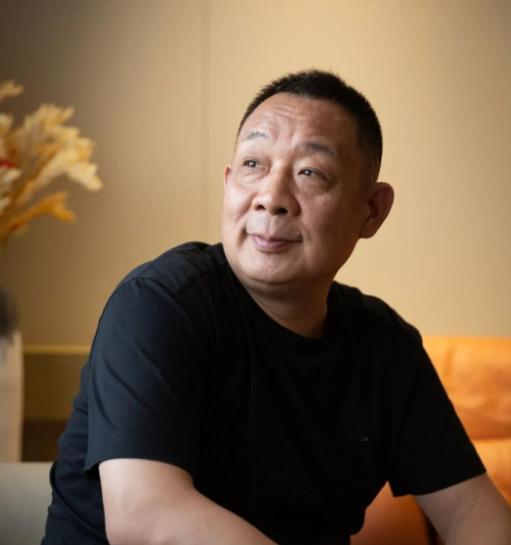 主持人问于东来：“员工下班后还需接工作电话吗？” 于东来态度坚决：“下班以后谁打