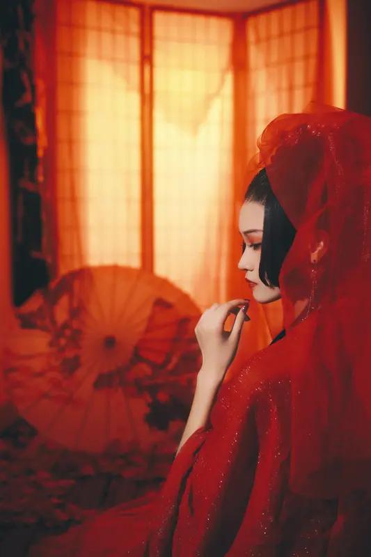 谷谷所作的“钟于卿影意难休，忠于情丝绕指柔。衷于幽梦相思苦，终于良辰到白头”，将