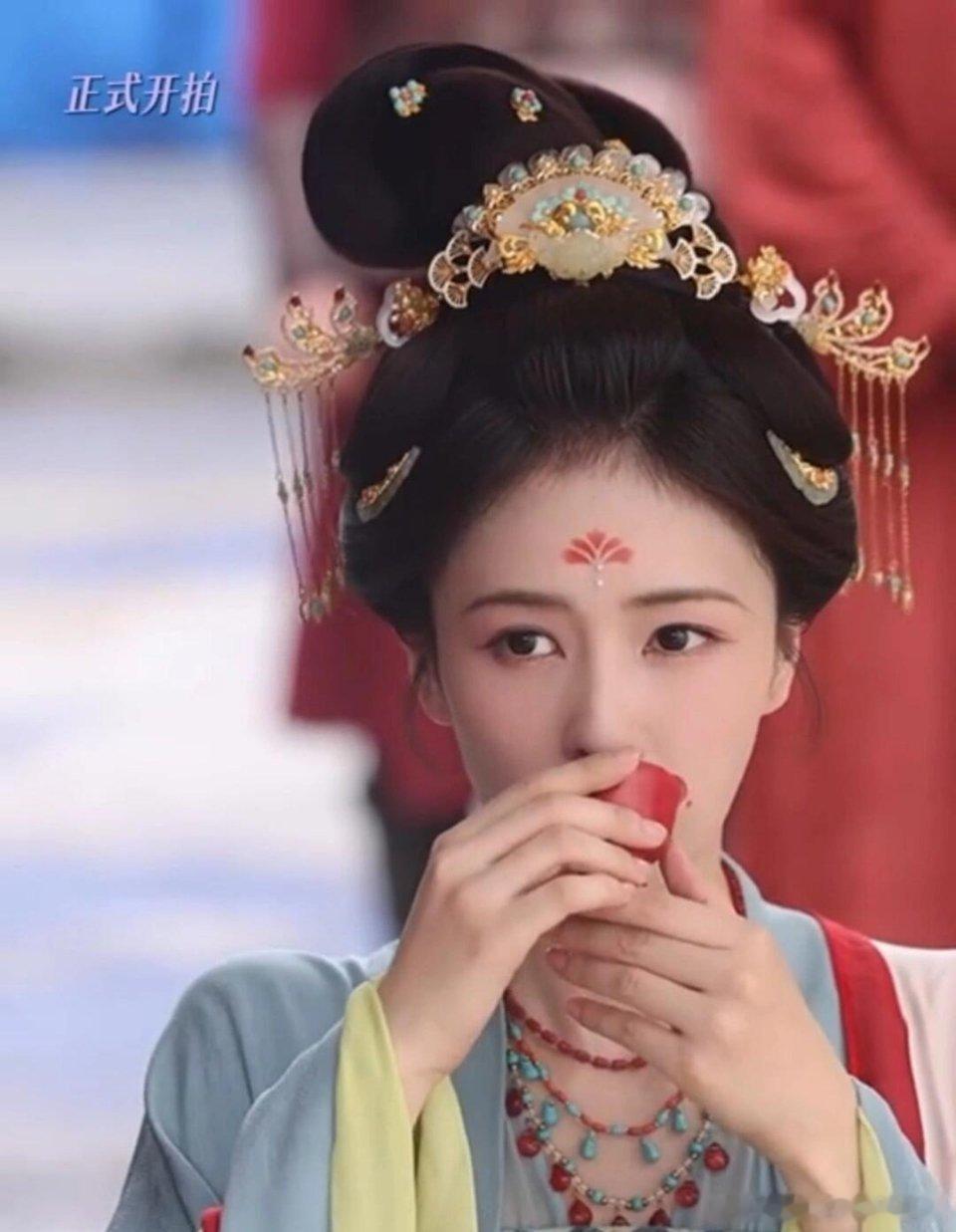 白鹿方回应喝茶替身煞费心思的去找一张开拍前的练习镜头，就为了造谣白鹿不敬业？开拍