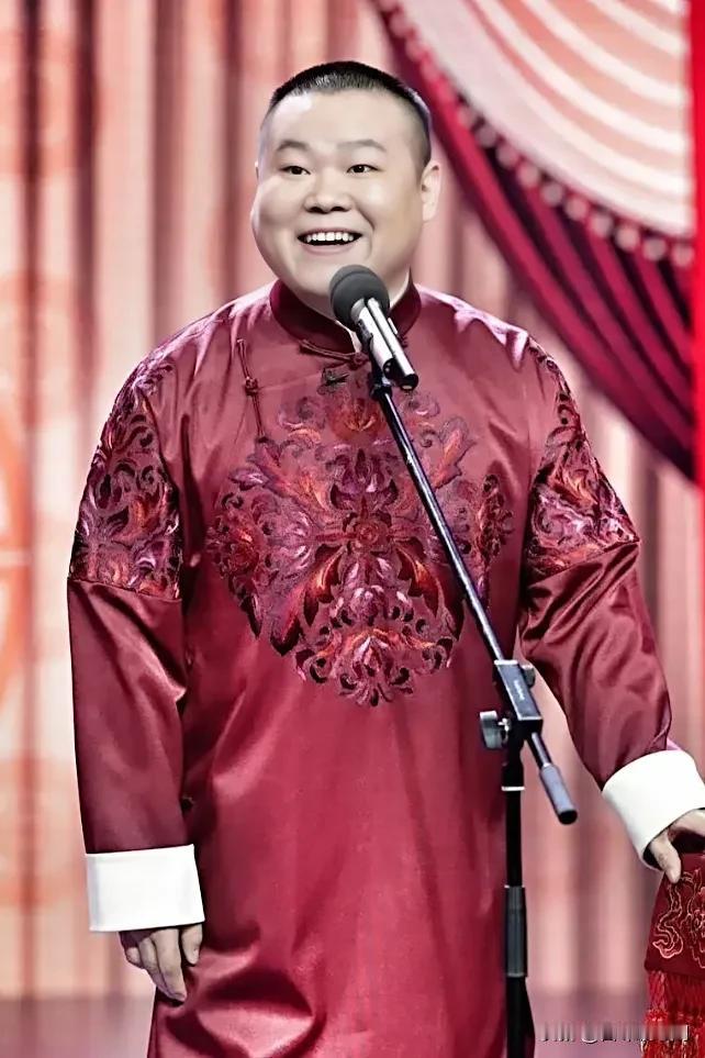 岳云鹏说，小时候，我姐明年要出嫁，我们老家流行那个几铺几盖，我妈就今年多种一季棉