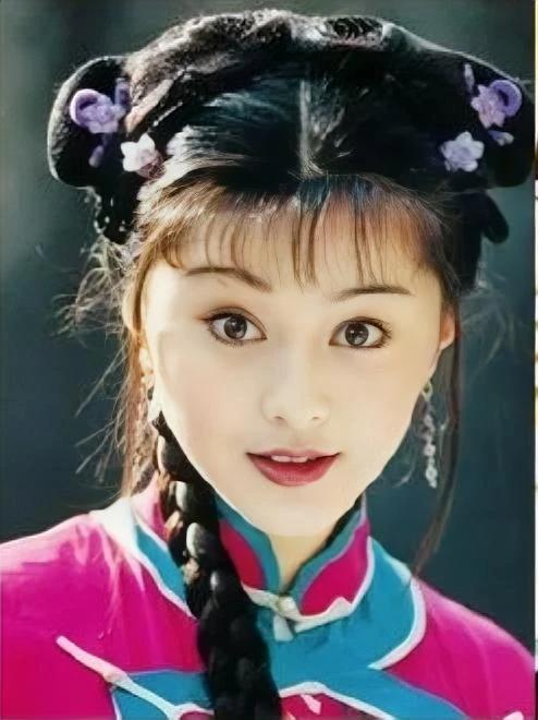 内娱也就这两个纯天然美女了，远远超过了刘亦菲的颜值，一个金锁，一个小骨。当年的她