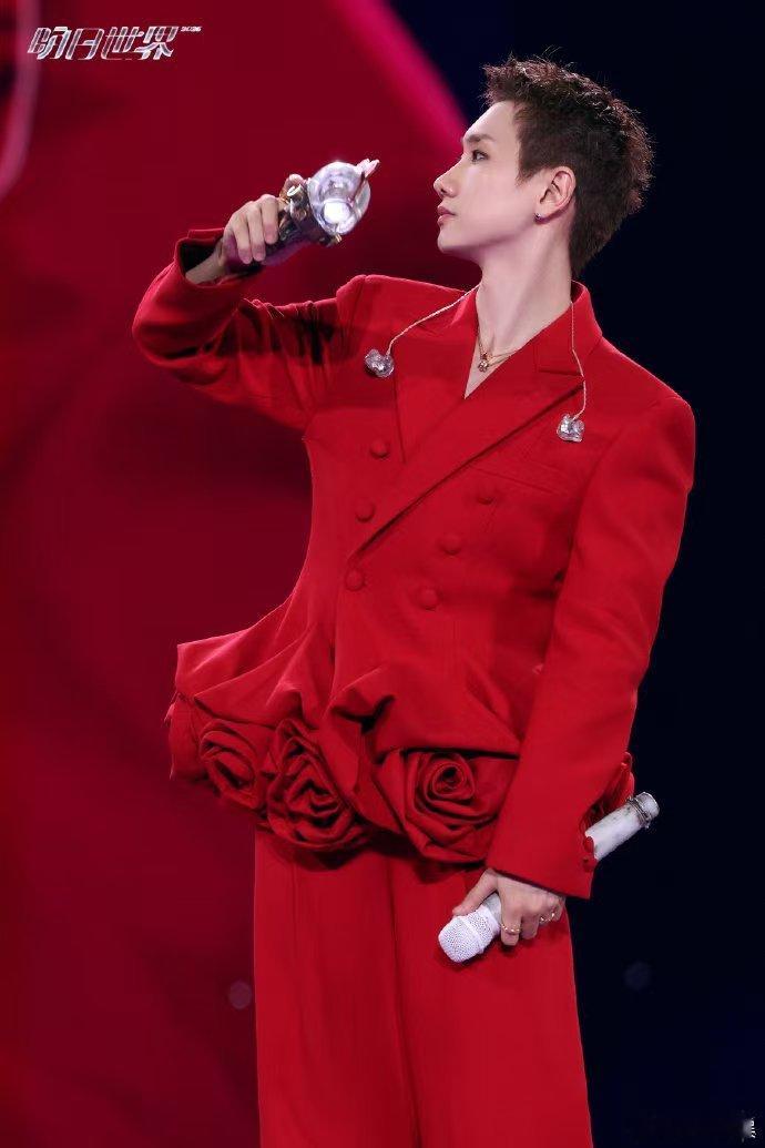 徐志胜在汪苏泷演唱会找地缝徐志胜来汪苏泷演唱会了谁能想到演唱会跨界整活，徐志胜现