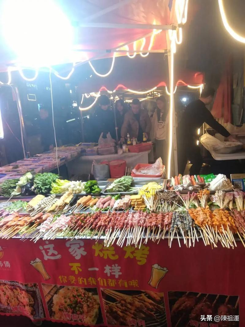 老板熟练地翻转着烤串，刷上特制的酱料，撒上一把把香辣的调料，每一个动作都透露着专