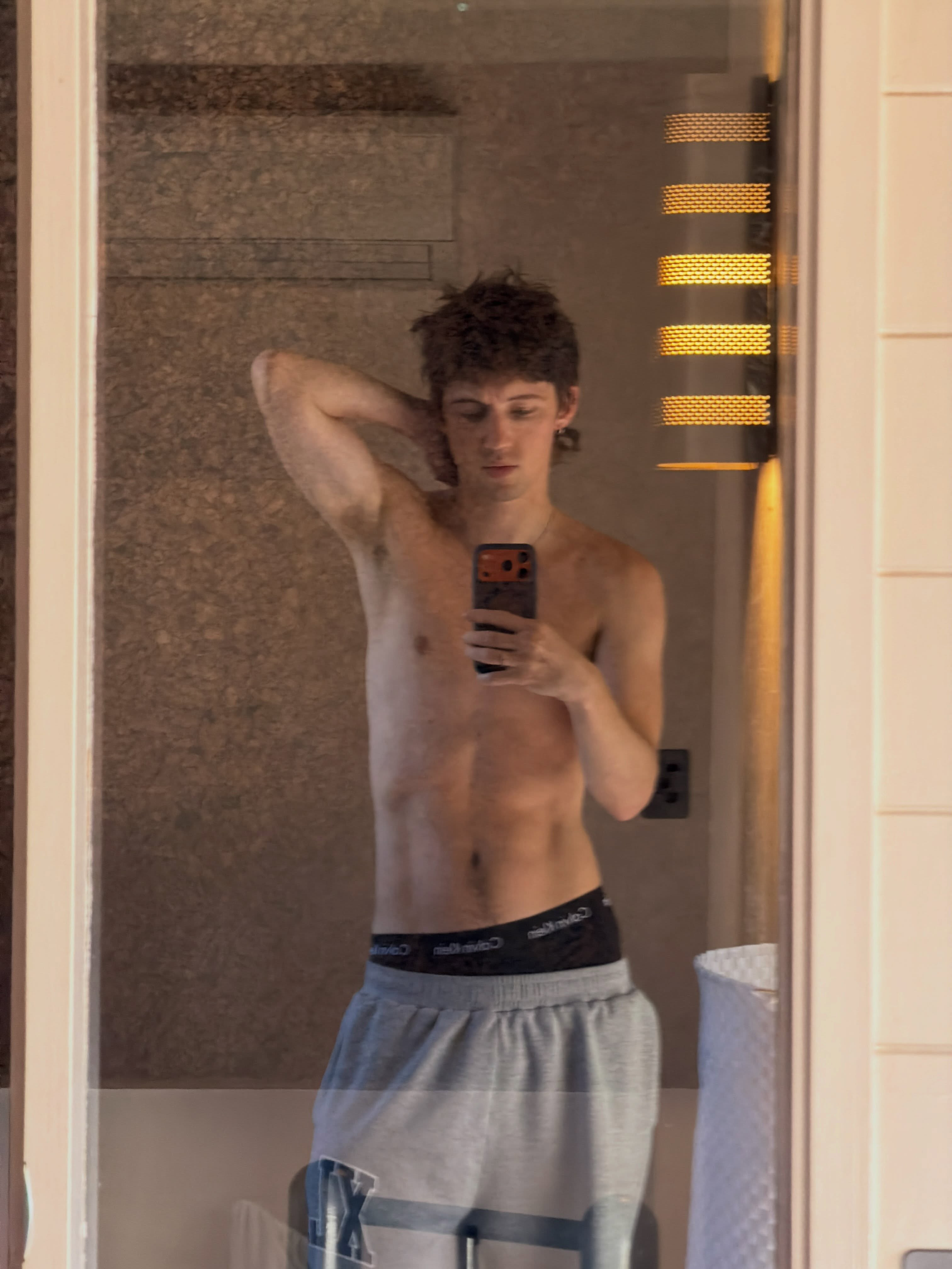 Troye Sivan 对镜自拍照： 