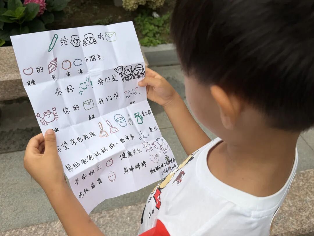宁波萌娃手绘感谢信暖翻了他们 慈溪桥头镇幼儿园罗宥添在书信活动中，没有写给父母，
