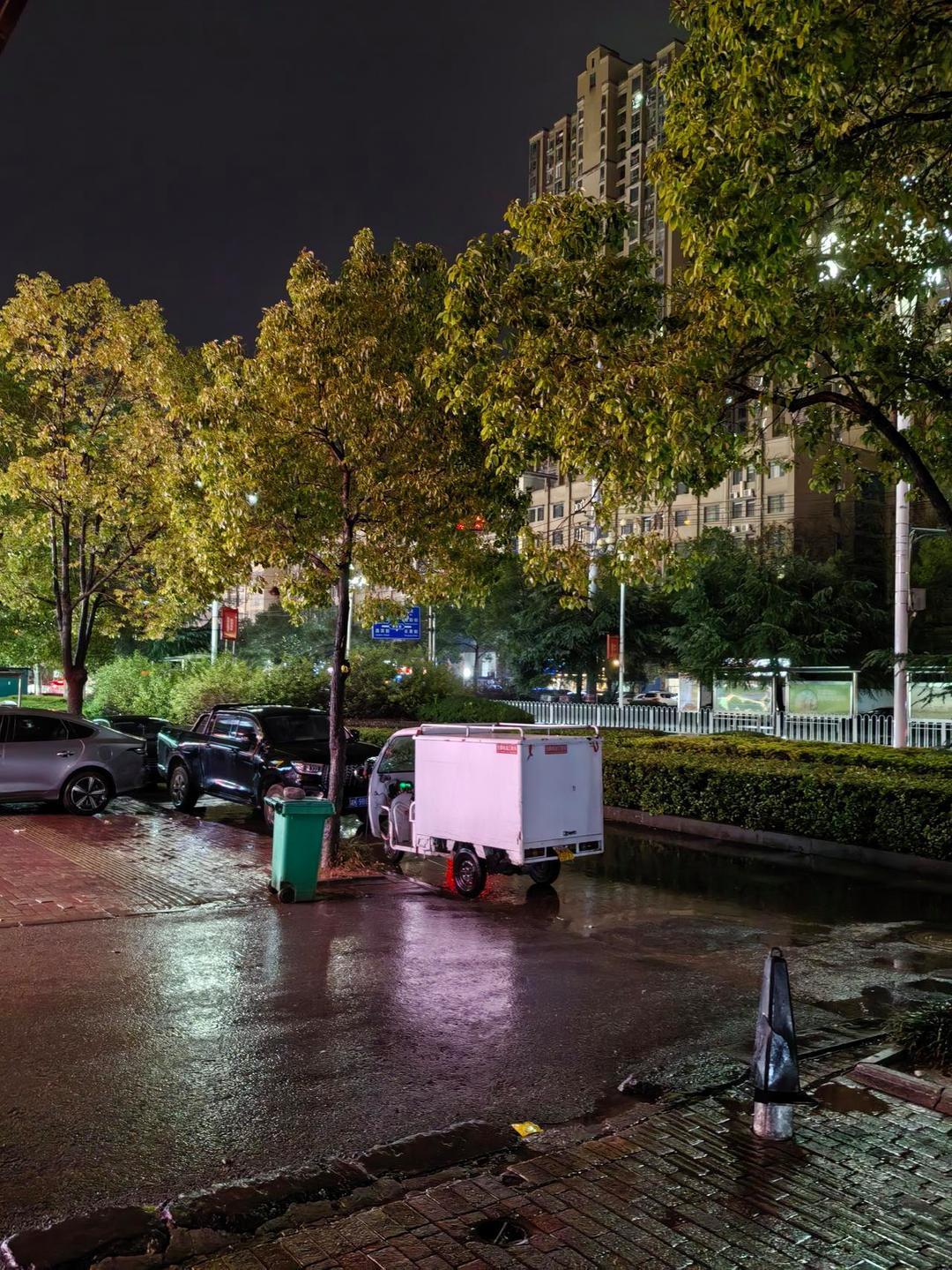 雨中街景，总是别有一番韵味。

细密的雨丝洒落在迎泽大街的路面上，街灯的光晕被湿