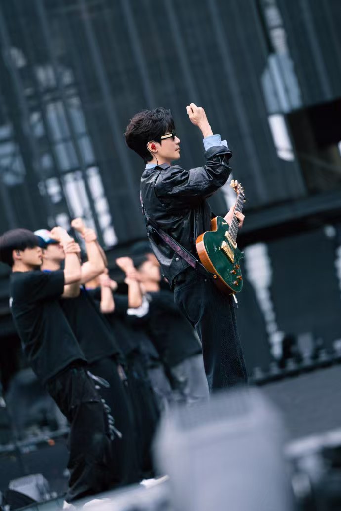 陈楚生演唱会花车 陈楚生南昌演唱会细节满满，花车布置温柔又有想法，淡雅的意境氛围