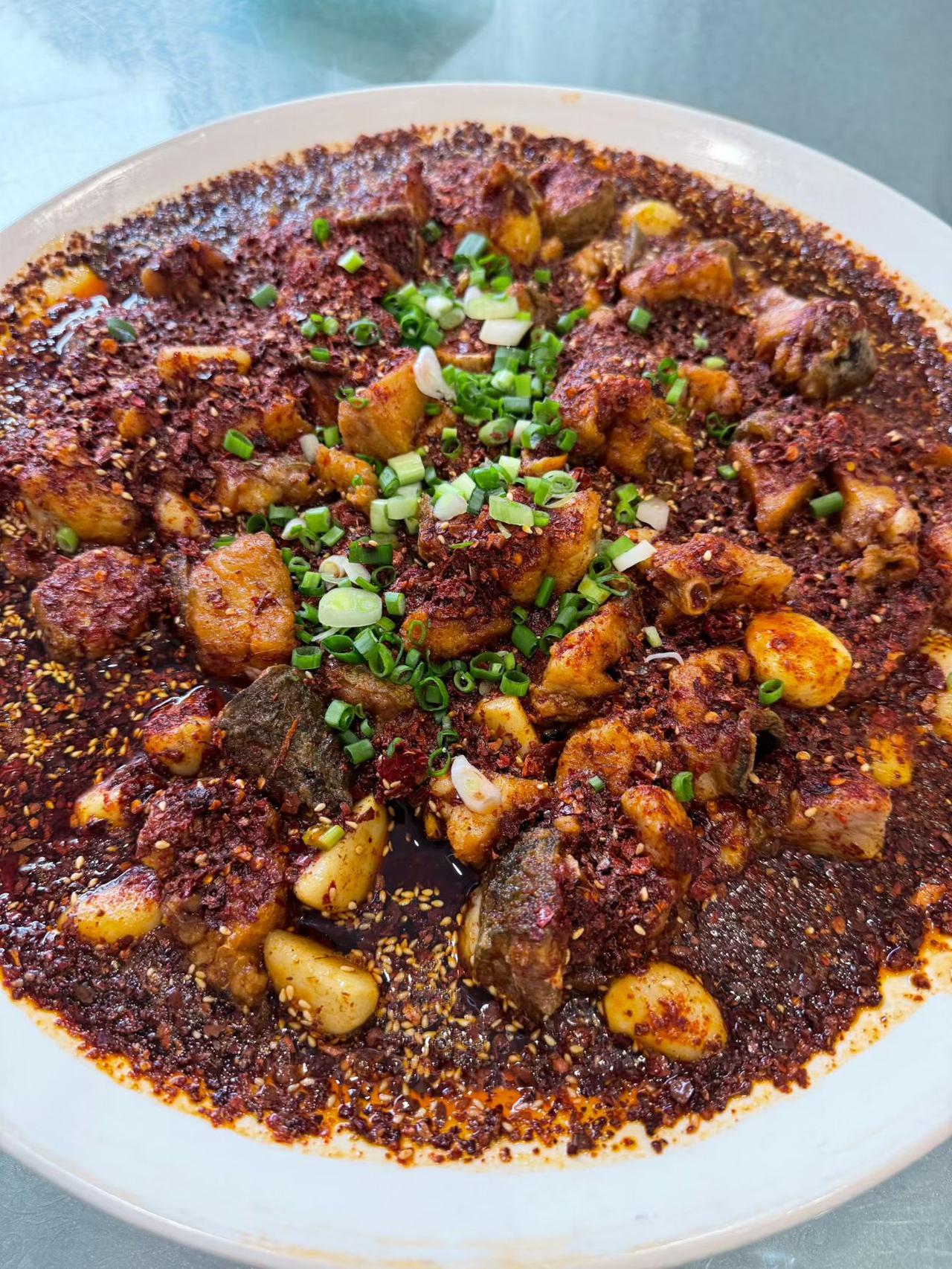 爱喝酒的校长
校长上任第一天，
呼唤下属摆酒宴。
对酒当歌即狂欢，
觥筹交错庆掌