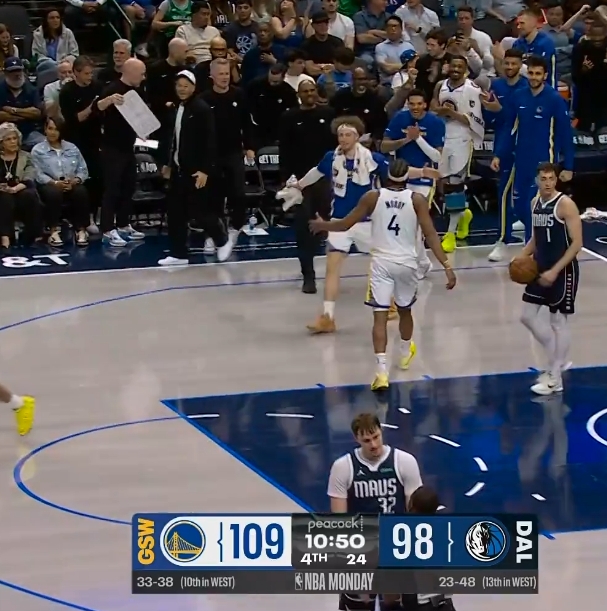 勇士瞬间领先11分穆迪 我们爱你 桑托斯也醒过来了 这段时间穆迪连续3个抢断 桑