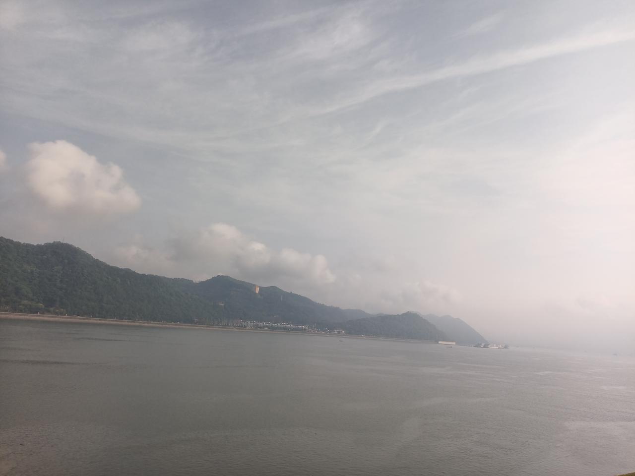 伊朗对霍尔木兹海峡的封锁，会不会实现呢？目前霍尔木兹海峡是双封锁，其实，这对整个