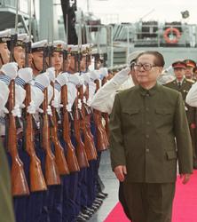 那个瞬间，关乎一艘潜艇，更关乎一个国家的坚持。

1990年，长者根据刘华清将军