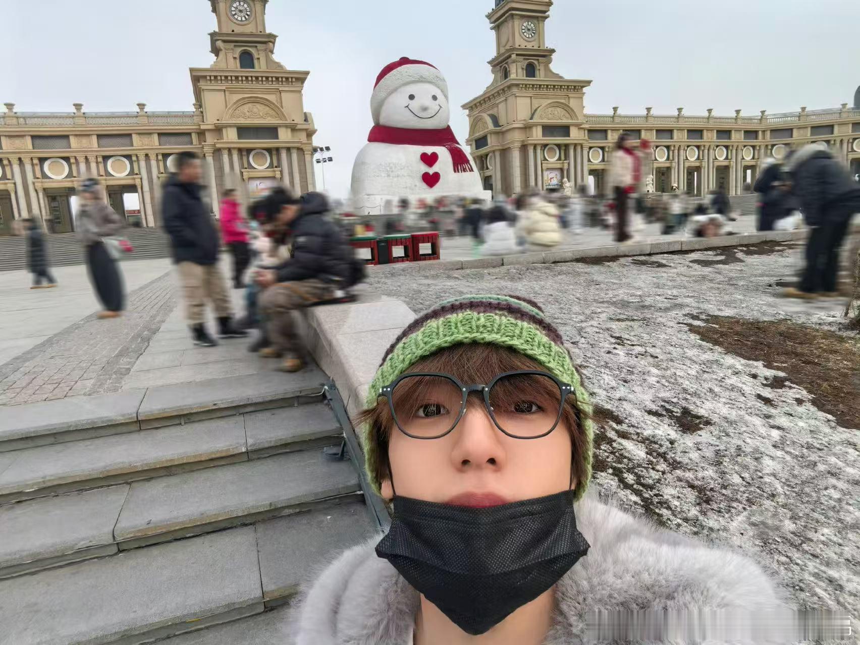 张泽禹给大家看大雪人啦张泽禹在哈尔滨打歌张泽禹在哈尔滨打歌，给大家看大雪人啦，