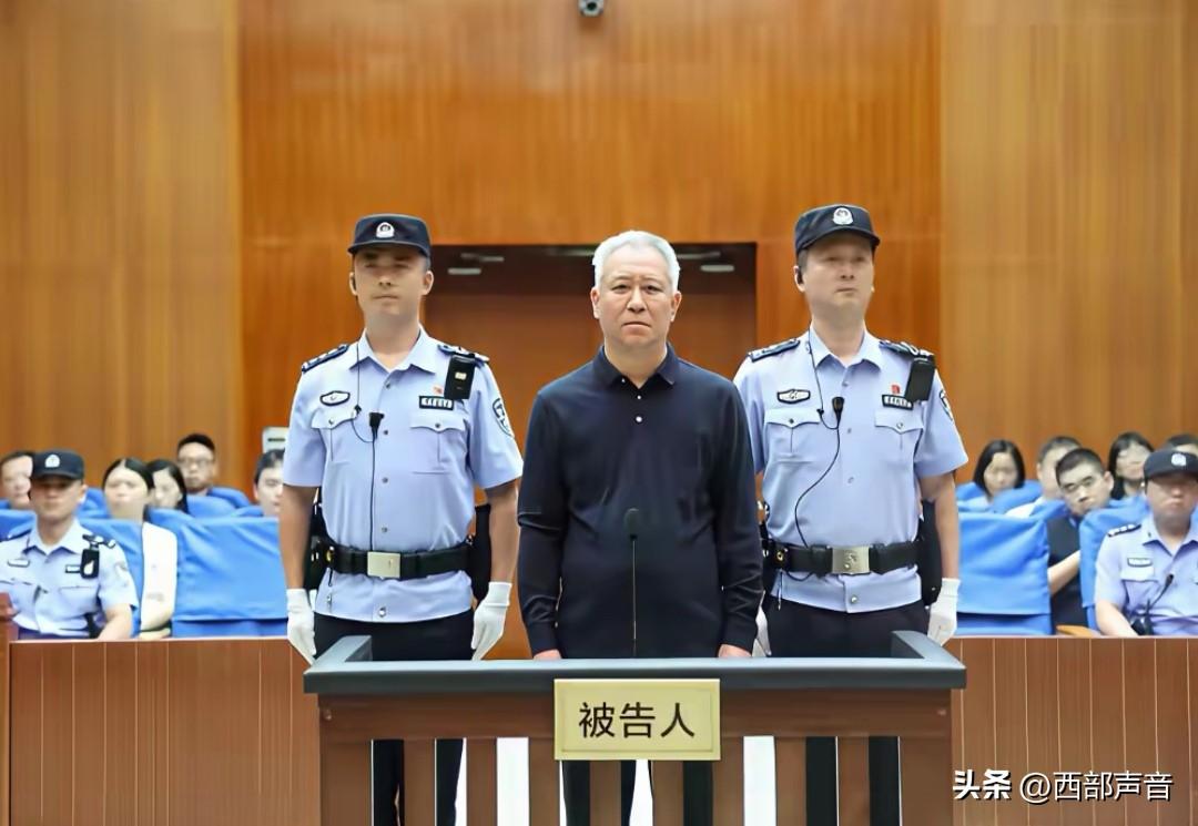 曾经，他站在聚光灯下，是舞台中央的“首富”，一个商业传奇。恒大上市的钟声、世界5