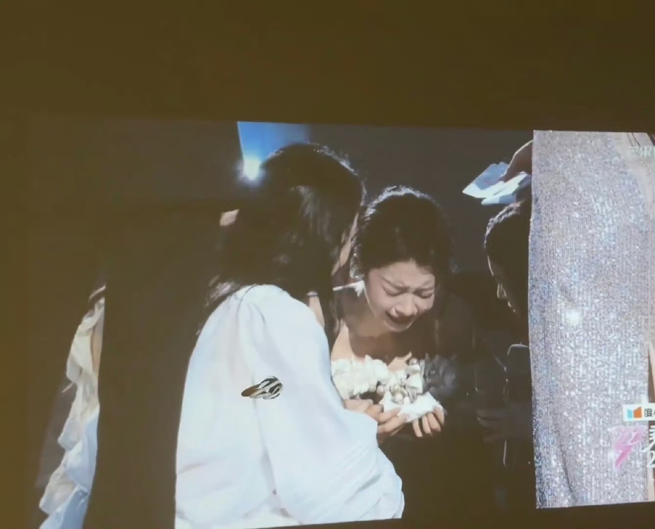 孙怡组真唱队长对决明显孙怡唱得更好，结果输了…她快哭崩溃了。阚清子输然后淘汰温峥