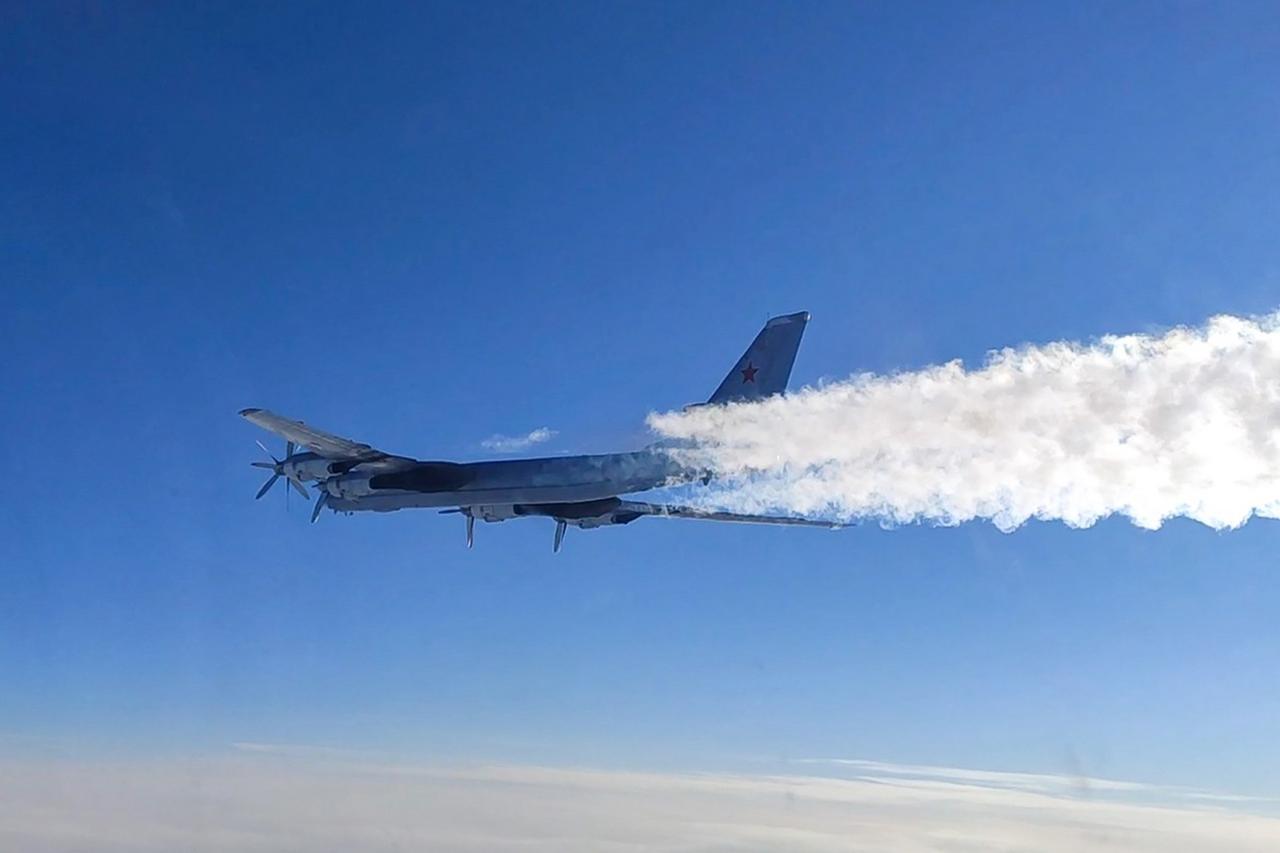 日本最近真热闹！
俄罗斯国防部3月17日通报，携带俄制高超音速“匕首”导弹的米格