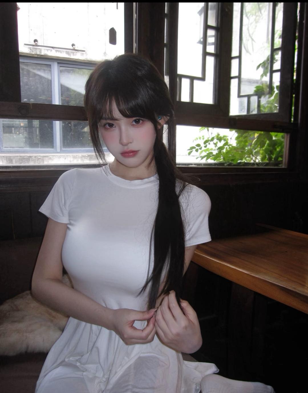 窗前美人坐，静看花开花。