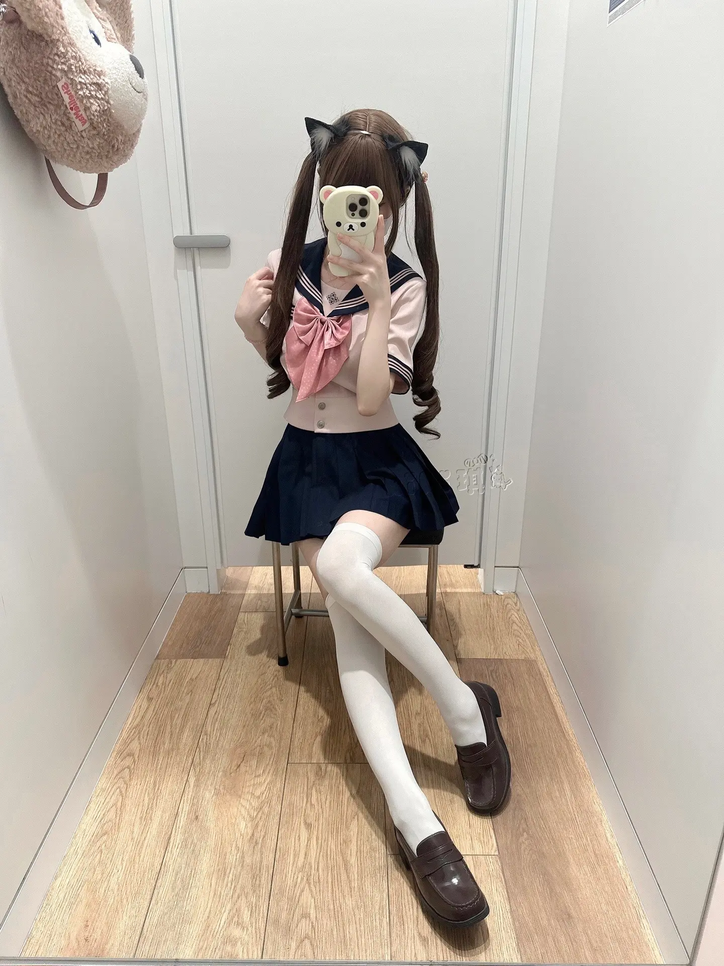 我意识到每个冬天都如此漫长 我许愿我有一条很长很长的围巾 能将我和珍视...