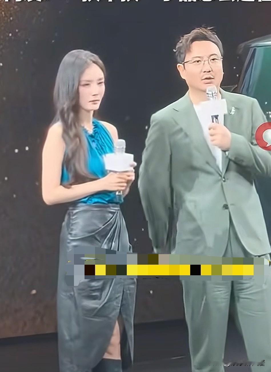 杨幂是会“舔”的？怪不得人家在娱乐圈混得开，你看她这一举动你就明白了，
就拿沈腾