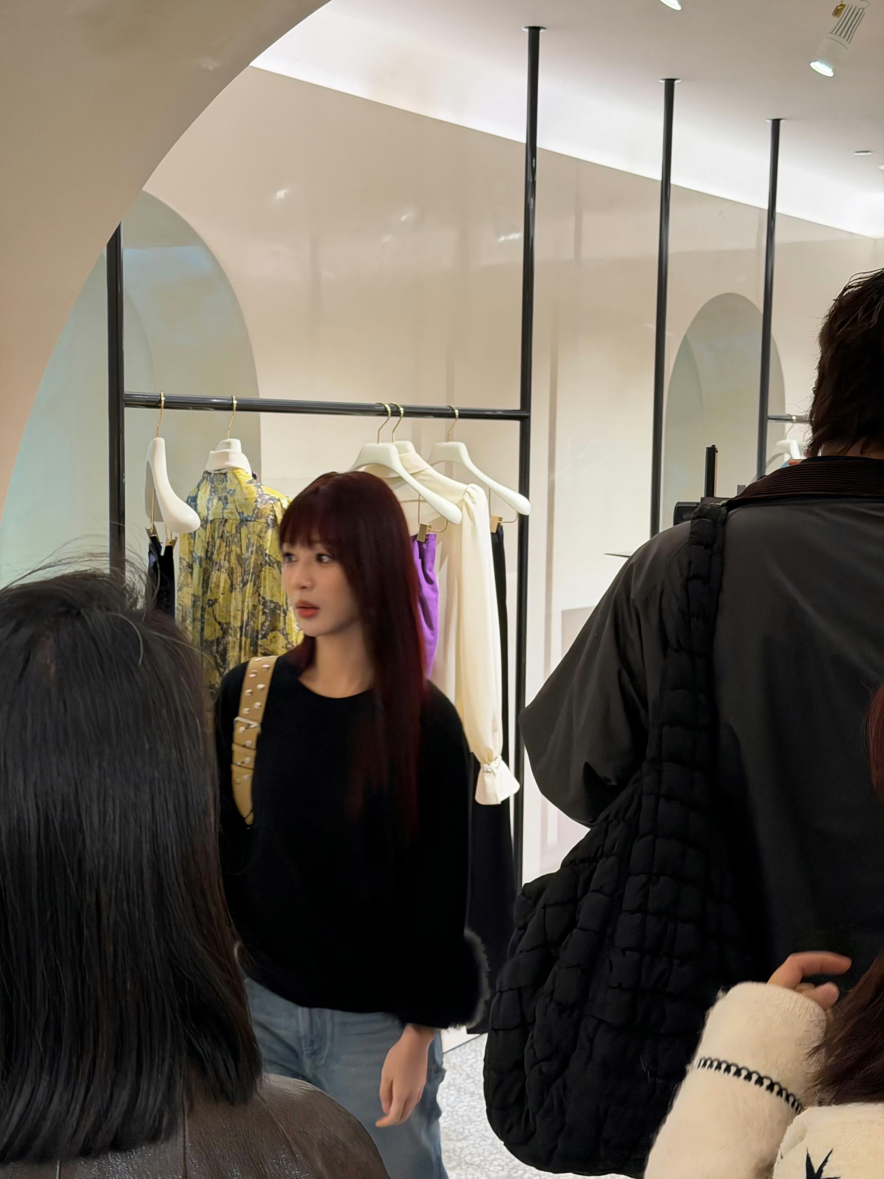 好演员也要时尚，杨紫红发探店好美 