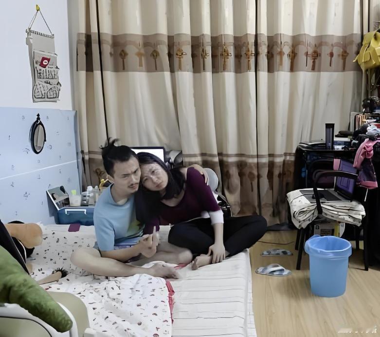 北京，50多岁的男房东追求刺激，趁小情侣不在家，偷偷潜进房间，在他们床的正上方安