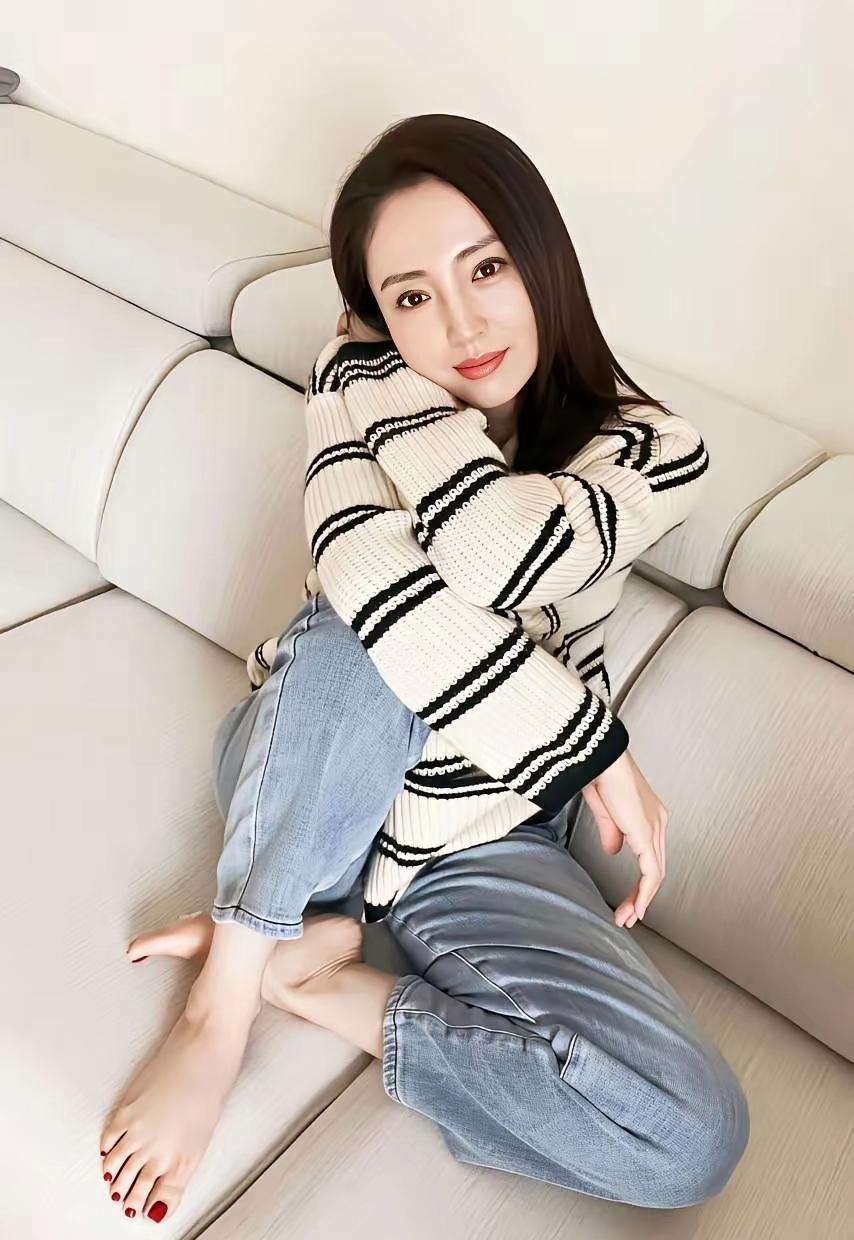 董璇颜值出众，就连脚型也十分优越，整体观感赏心悦目。 