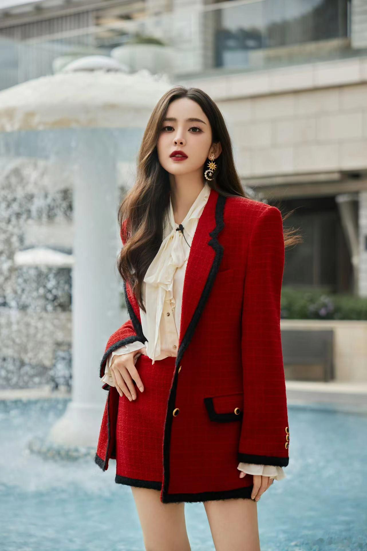 #娜扎明艳千金妆##古力娜扎红色复古西装#谁懂啊，娜扎真的跟红色以及夸张的耳饰适