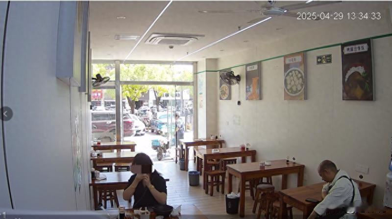 太缺德了！一女子去饭店吃饭，吃完饭后女子便用纸擦鼻涕，不料女子擦完鼻涕后，竟将鼻