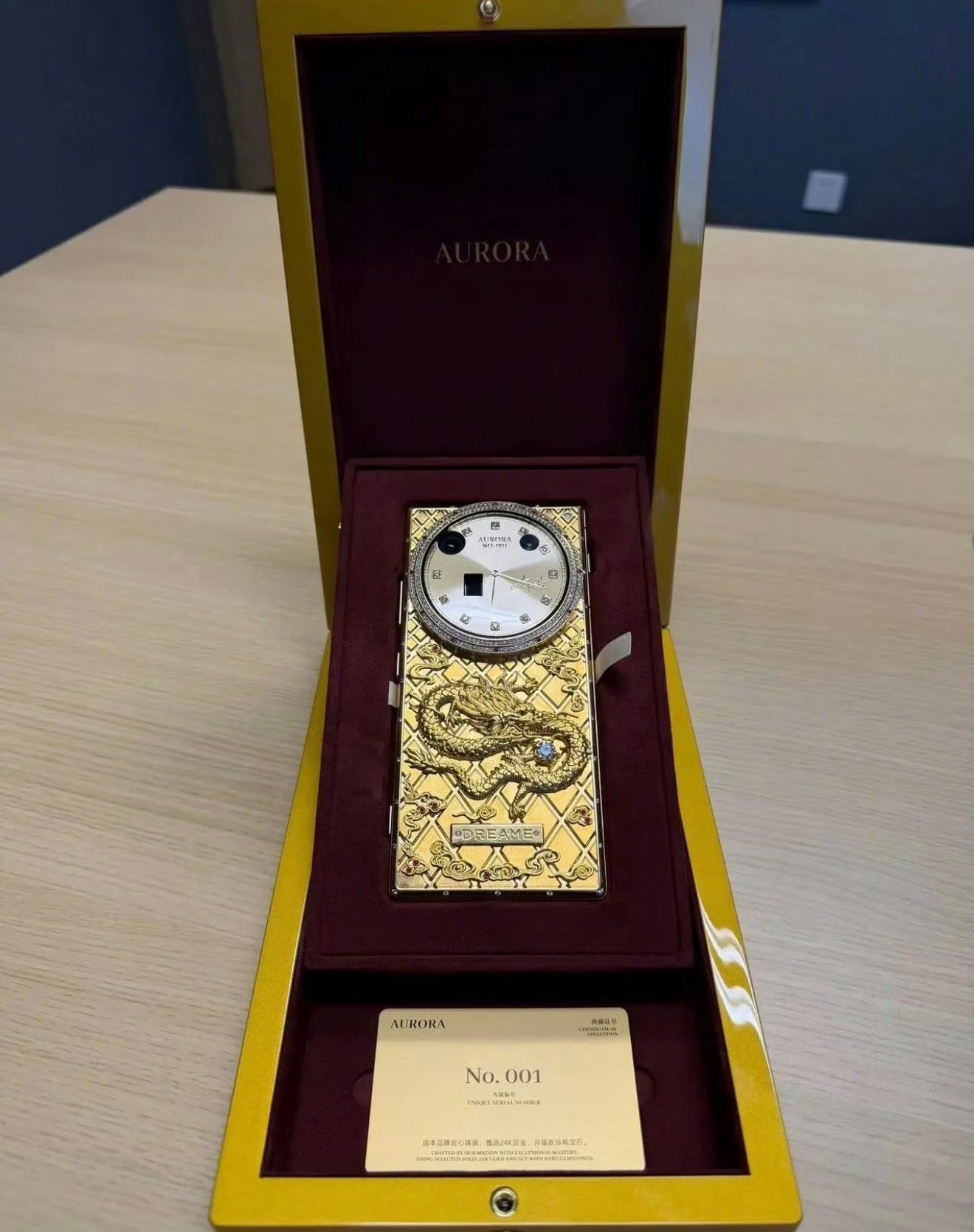 追觅第一台手机交付，售价仅20多万，24K足金镶嵌宝石。这还是手机吗？