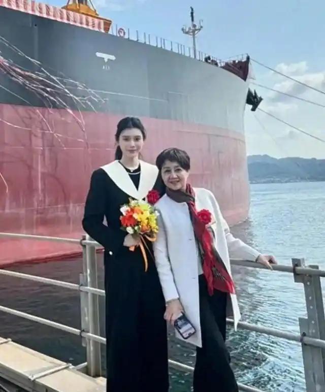 奚梦瑶法国婚礼背后，梁安琪靠亲家打赢翻身仗，上海中产父母才是狠角色 