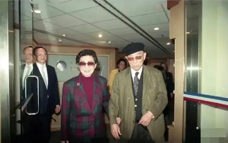 1992年，张学良和妻子，在美国夏威夷，一张罕见的留影，当时的他们刚刚恢复自由，