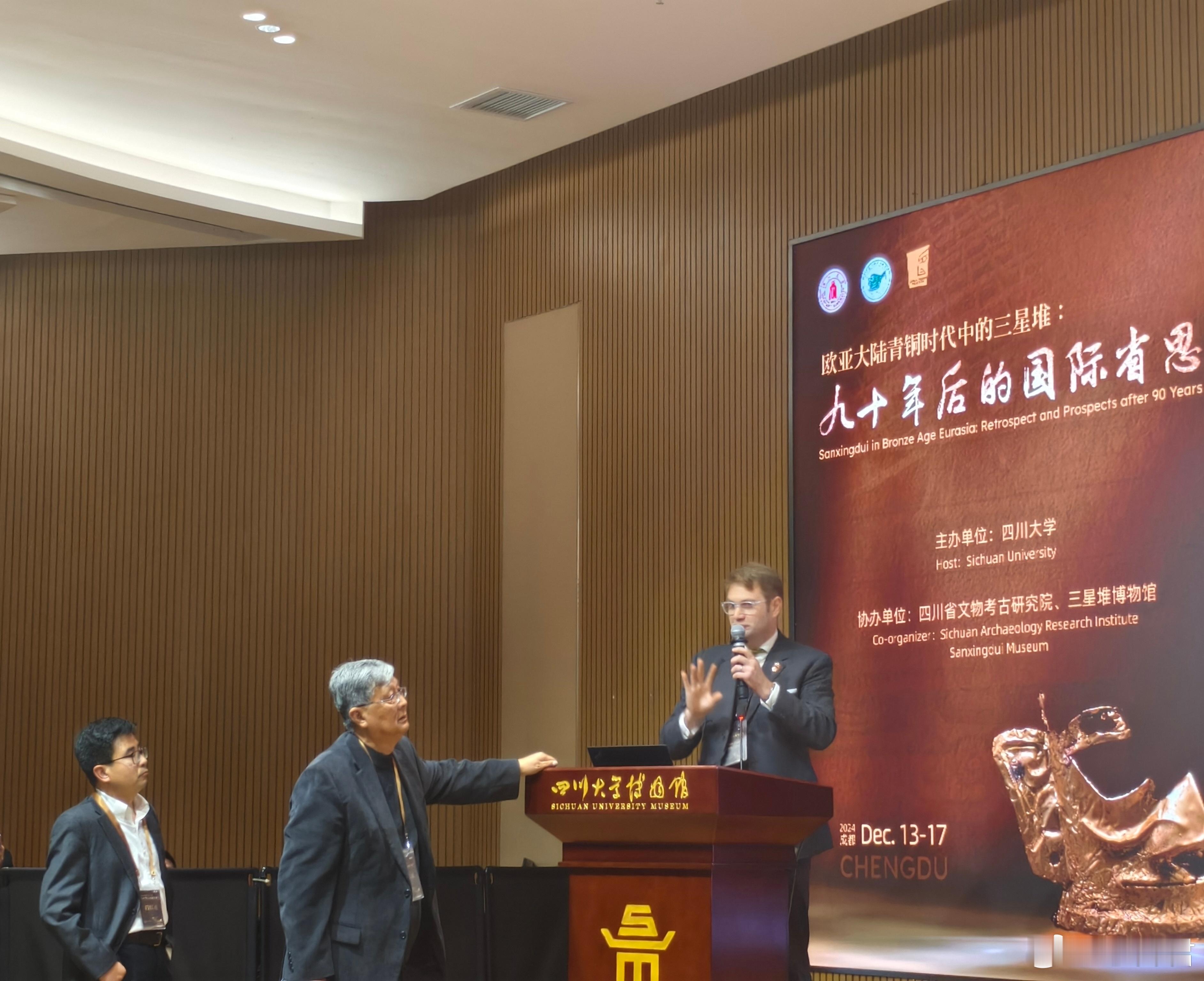 今天学术会议最有意思的一张照片，中外学者面对面的激烈讨论。 