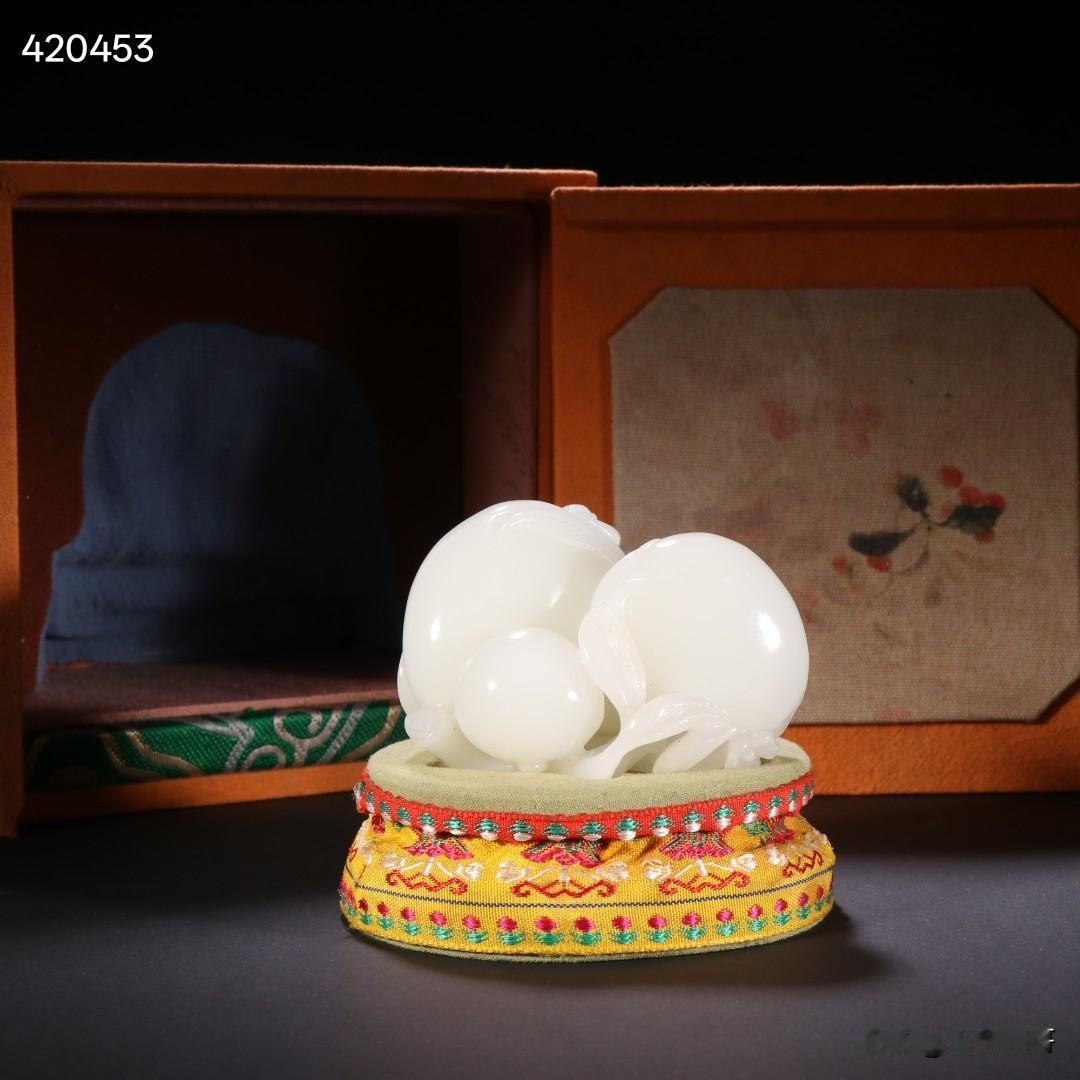 清代 和田玉寿桃灵猴摆件。
规格：高5.3cm 宽8cm