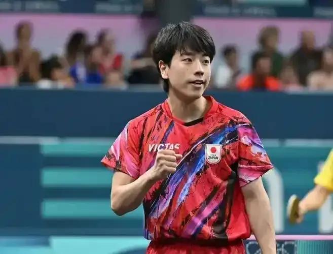 篠塚大登一轮游、早田希娜晋级!
8月18日，WTT欧洲大满贯瑞典站男单1/32决