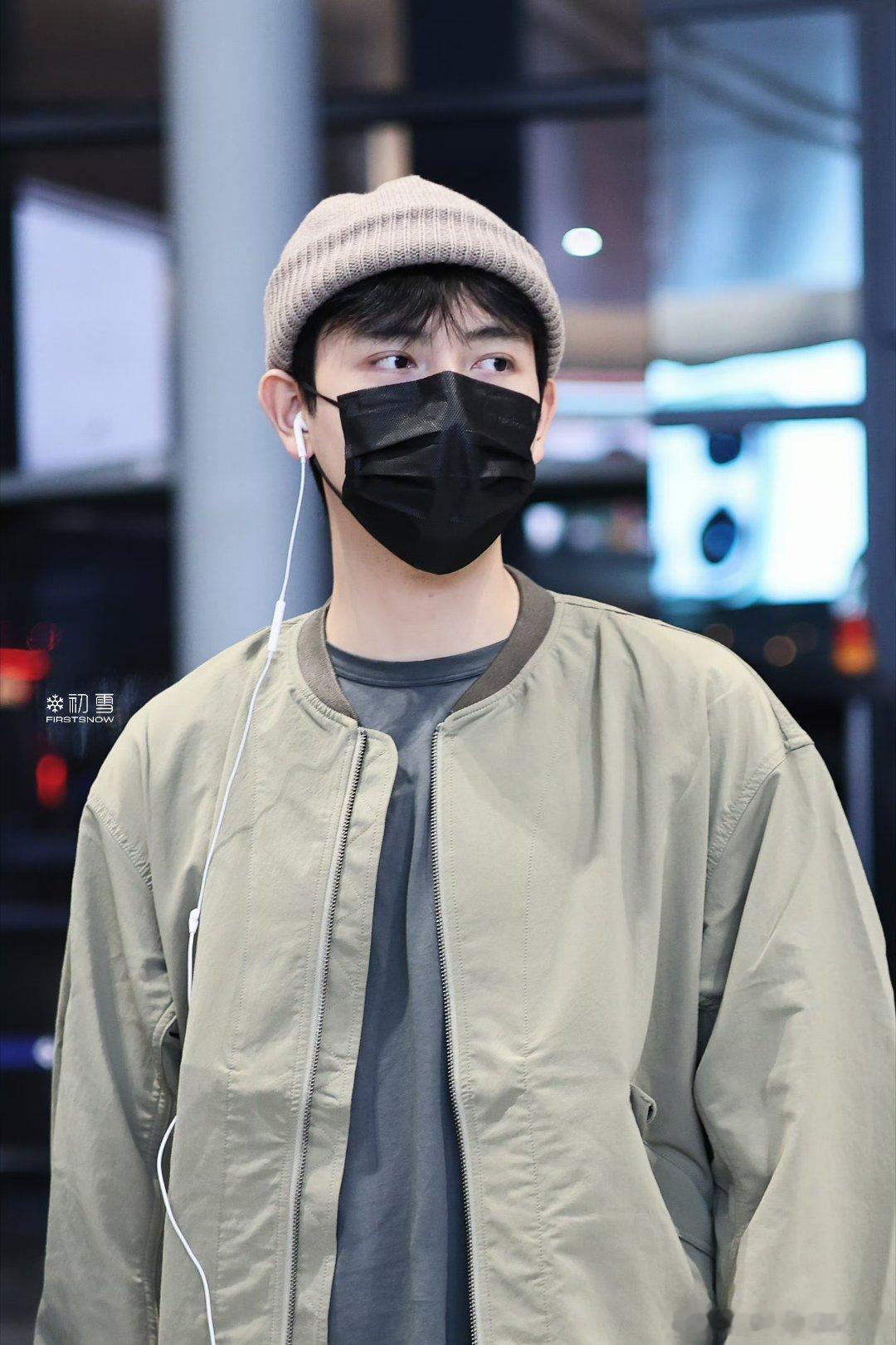 陈飞宇出发进组电影谜一样的双眼，顺毛和毛线帽好乖好反差，聂 Sir 归队[收到]