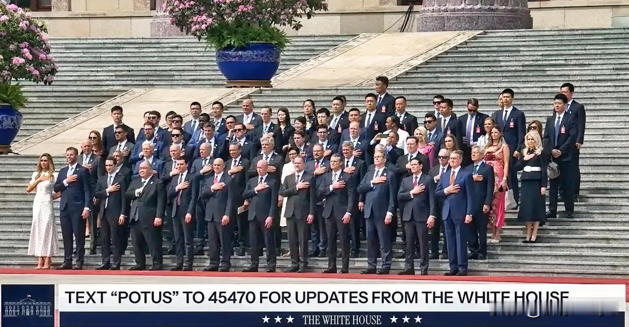 特朗普访问团到达北京后，5月14日中午在北京举行欢迎仪式，当响起美国国歌的时候，