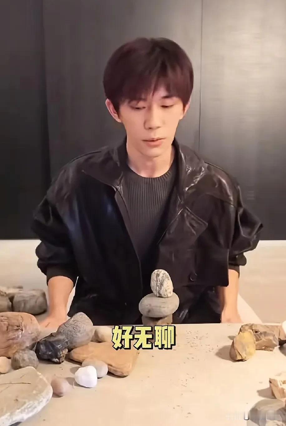 感觉易烊千玺精神状态不太好，直播17分钟，好像有人在逼着他直播，断断续续极不情愿