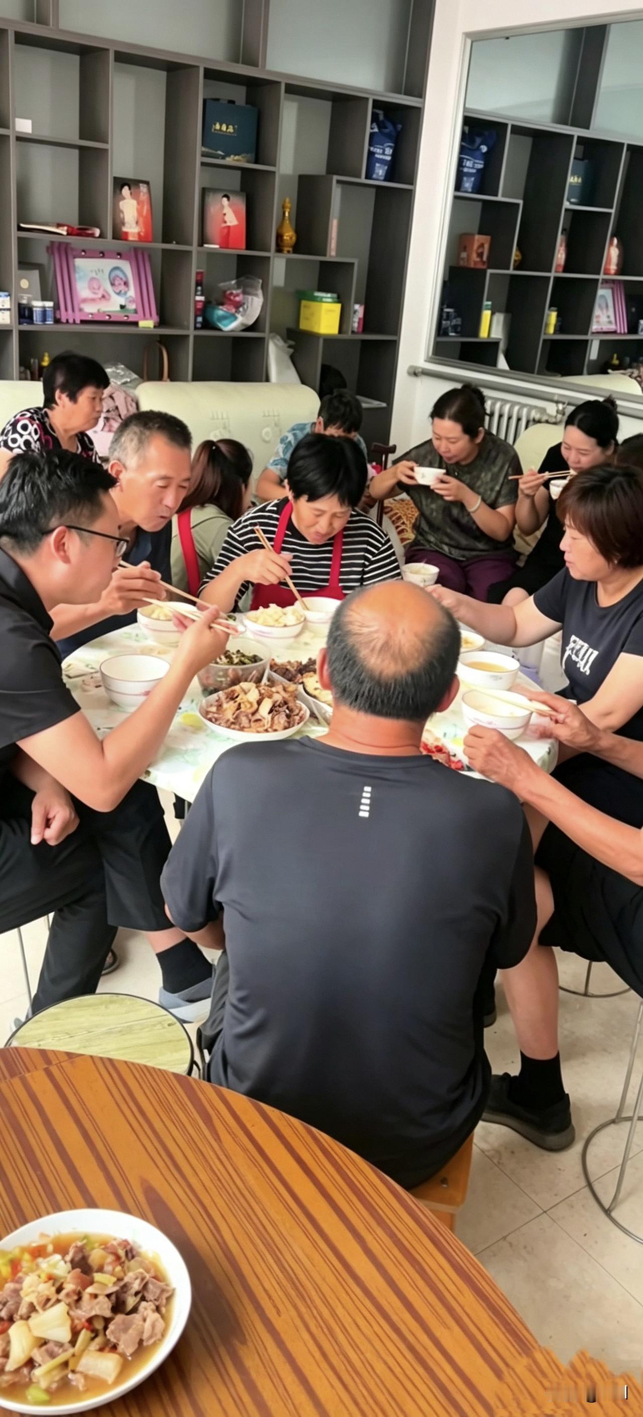 感觉挺奇怪的，前几天华强奶奶过生日，就包了些素水饺，饭桌上连一个菜都没准备。
