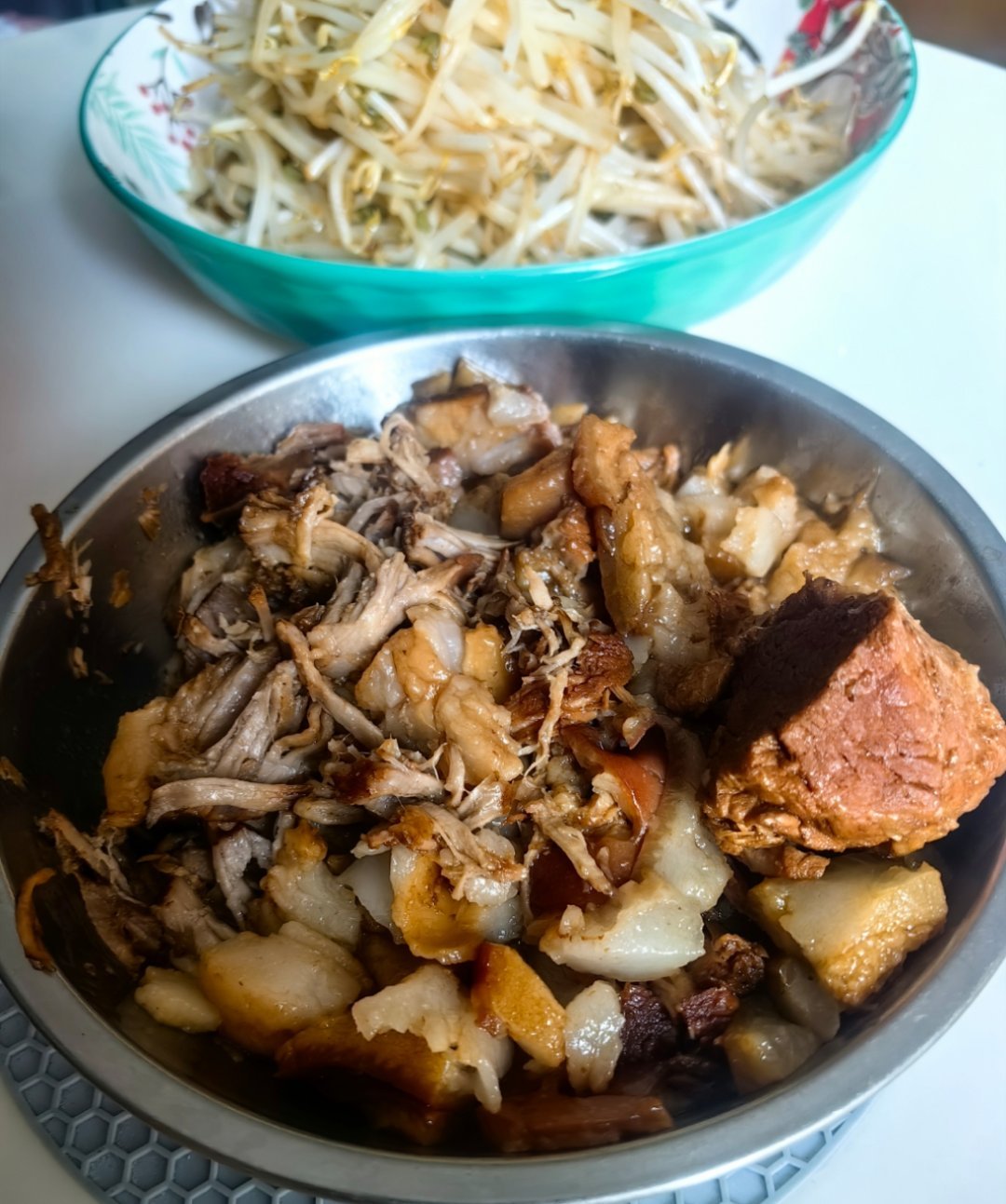 *碎碎念*立春，泡了一晚的酱肉加热后切碎，用买的春饼一夹，太香了...豆芽，取个