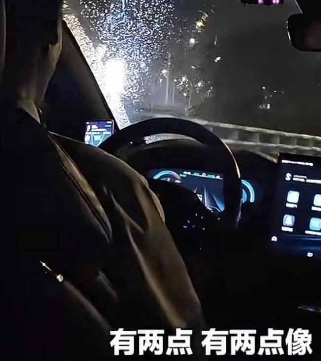 身价数十亿的张雪，竟然也坐滴滴回家，丝毫不讲究富人的生活排场，被司机认出后的回应