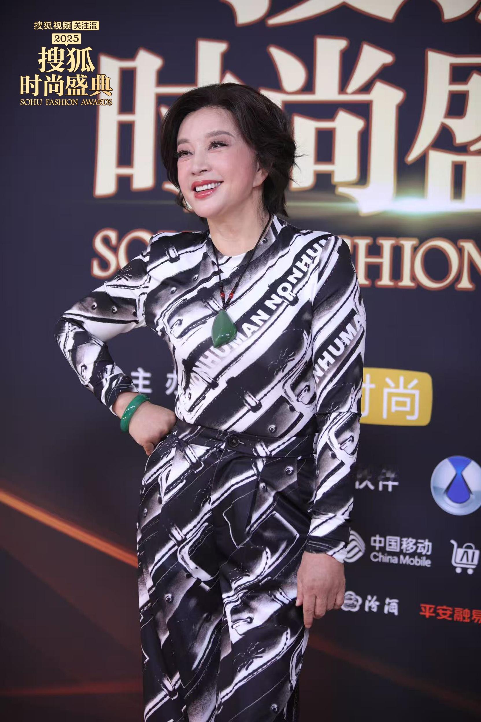 刘晓庆 震撼全家的75岁红毯状态 刘晓庆 75 岁红毯状态直接赢麻了，优雅又霸气