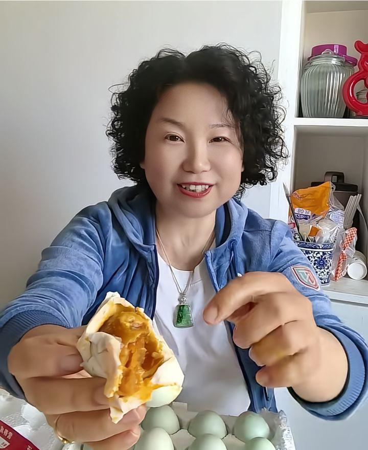 五一假期众人都外出游玩散心，她大娘却精心打理，还特意做了新发型，精致洋气高调现身
