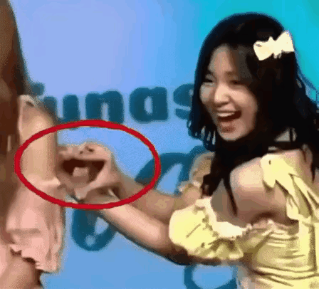 赶紧学起来，小姐姐双手可以秒变眼镜蛇……